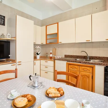 Pane & Pomodoro Roomy Flat